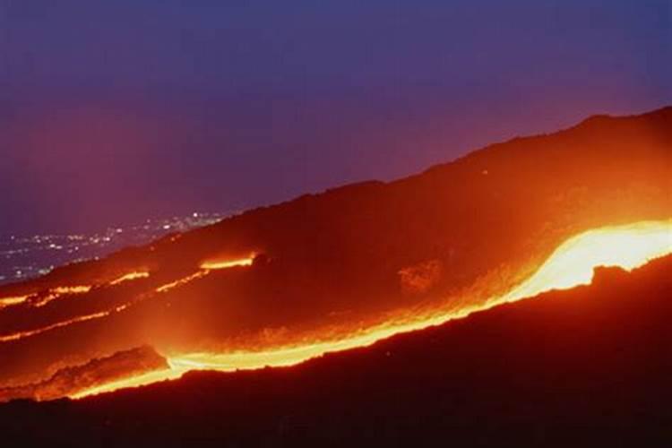 梦见火山爆发死里逃生什么意思啊