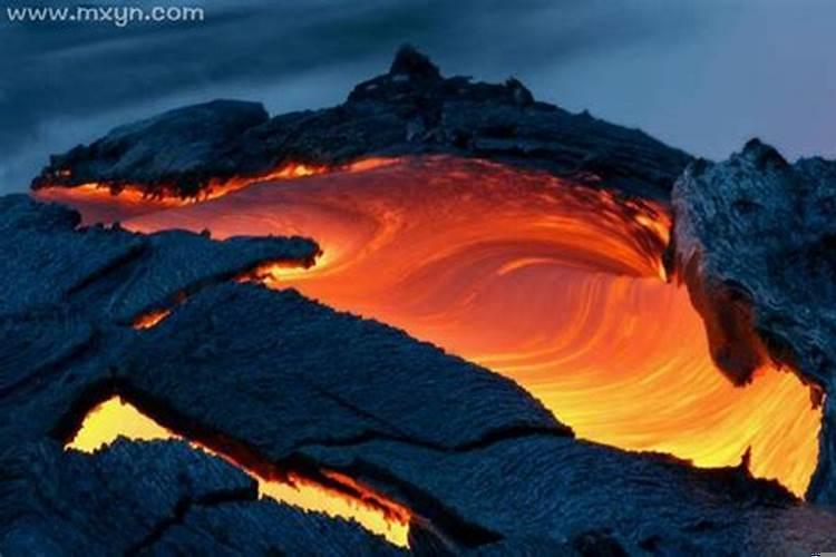 梦见火山爆发岩浆扑来,自己逃脱了