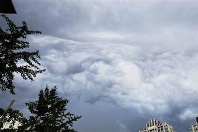 梦见乌云压顶狂风暴雨