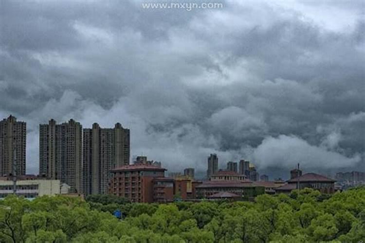 梦见乌云压顶,倾盆大雨