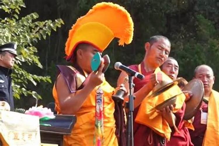 藏传佛教僧人为死者做法事