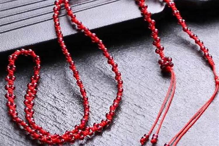 红腰带与红绳：本命年的吉祥饰品选择