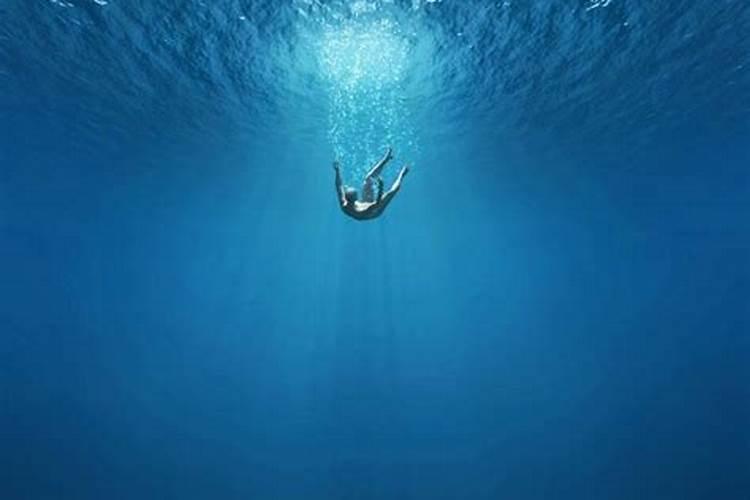 梦境深潜：梦见大海游泳的预兆探秘？